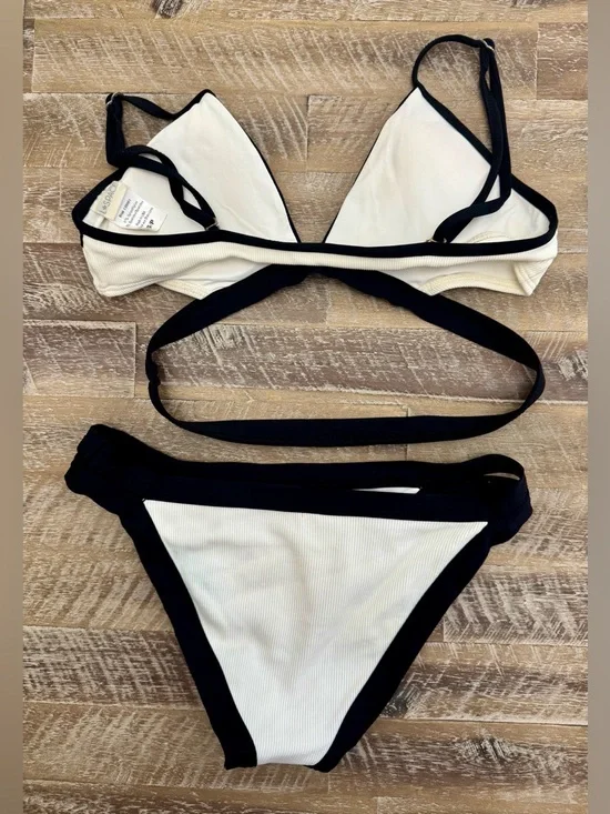 l*space White and Black Ribbed Contrast Bikini Set - Size: Small - Picture 2 of 4